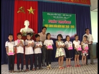 Hội Khuyến học và Hội LHPN xã Hương An phối hợp trao thưởng khuyến học cho học sinh Tiểu học đạt thành tích xuất sắc năm học 2012-2013.